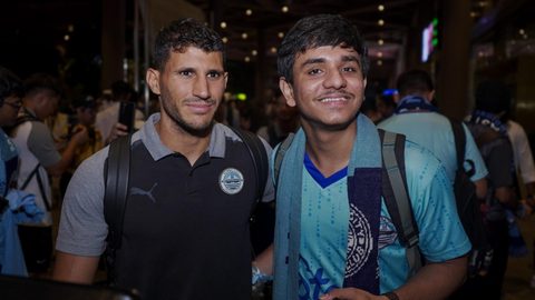 The fans welcoming the Islanders at the Mumbai Airport