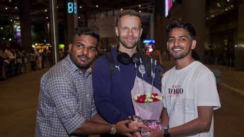The fans welcoming the Islanders at the Mumbai Airport