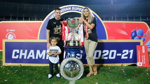 Islanders pose with Hero ISL League Winners Shield & Trophy