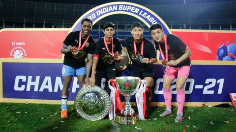 Islanders pose with Hero ISL League Winners Shield & Trophy