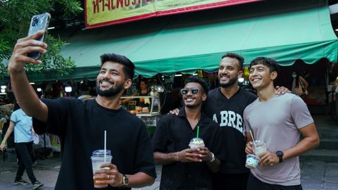 Islanders in Thailand: Exploring the city and the local culture