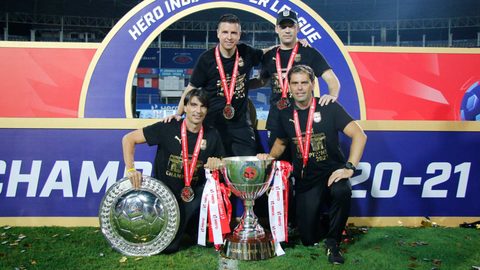 Islanders pose with Hero ISL League Winners Shield & Trophy