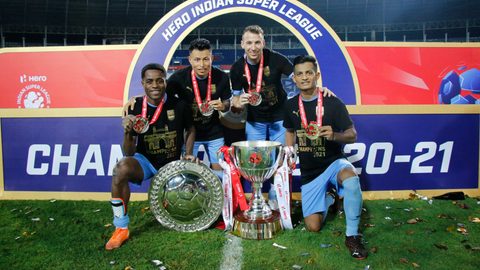 Islanders pose with Hero ISL League Winners Shield & Trophy