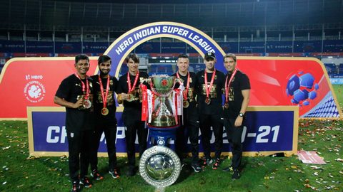 Islanders pose with Hero ISL League Winners Shield & Trophy