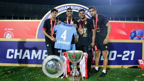 Islanders pose with Hero ISL League Winners Shield & Trophy