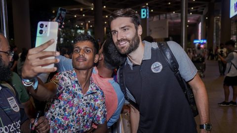 The fans welcoming the Islanders at the Mumbai Airport