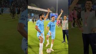 𝘼 𝙢𝙖𝙩𝙘𝙝-𝙬𝙞𝙣𝙣𝙞𝙣𝙜 𝙥𝙤𝙨𝙚 𝙛𝙩. 𝘼𝙠𝙖𝙨𝙝 &amp; 𝙑𝙞𝙠𝙧𝙖𝙢 🕺🕺#MumbaiCity #ISL10 #AamchiCity 🔵