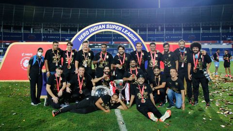 Islanders pose with Hero ISL League Winners Shield & Trophy