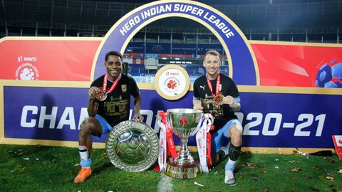 Islanders pose with Hero ISL League Winners Shield & Trophy