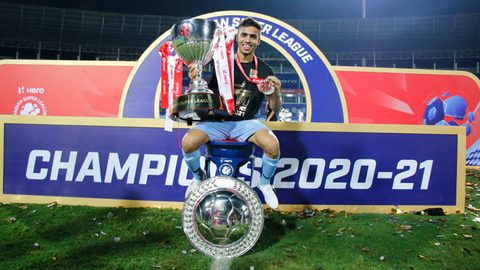 Islanders pose with Hero ISL League Winners Shield & Trophy