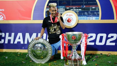 Islanders pose with Hero ISL League Winners Shield & Trophy