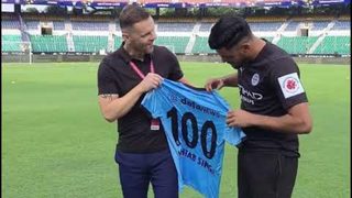 𝐂𝐄𝐍𝐓𝐔𝐑𝐈𝐎𝐍 🤩 Our wall at the back, Mehtab, will make his 1️⃣0️⃣0️⃣th appearance for the #TheIslanders