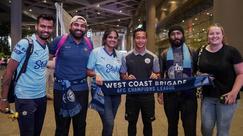 The fans welcoming the Islanders at the Mumbai Airport