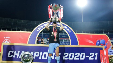 Islanders pose with Hero ISL League Winners Shield & Trophy
