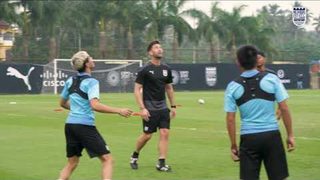 Coaches and Players with some Keepie uppies | Mumbai City FC Camp