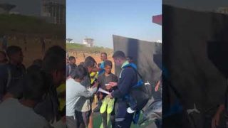🎥 | Autograph with the fans ✍️💙