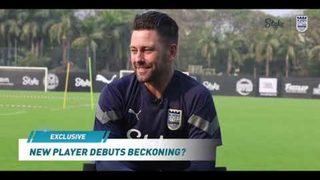 🎥 | Coach Des gets candid with our host Amogh 🎙 | Mumbai City FC x Stake News