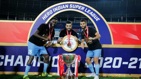 Islanders pose with Hero ISL League Winners Shield & Trophy