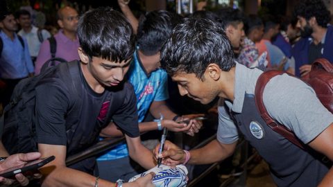 The fans welcoming the Islanders at the Mumbai Airport