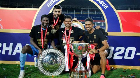 Islanders pose with Hero ISL League Winners Shield & Trophy