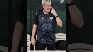 When the head coach's birthday calls for a proper celebration 😂#MumbaiCity #AamchiCity 🔵