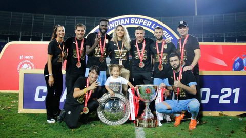 Islanders pose with Hero ISL League Winners Shield & Trophy