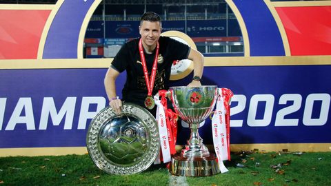 Islanders pose with Hero ISL League Winners Shield & Trophy
