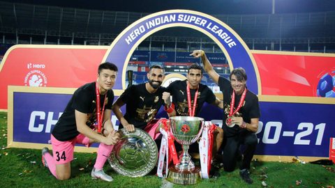 Islanders pose with Hero ISL League Winners Shield & Trophy
