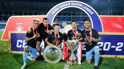 Islanders pose with Hero ISL League Winners Shield & Trophy