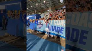 Bipin Singh celebrated #TheIslanders’ League Shield triumph with #AamchiCity fans at the Arena! 🏟️ 💙