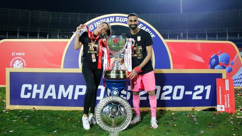 Islanders pose with Hero ISL League Winners Shield & Trophy