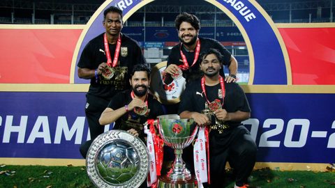 Islanders pose with Hero ISL League Winners Shield & Trophy