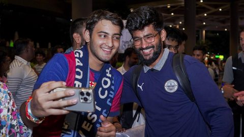 The fans welcoming the Islanders at the Mumbai Airport