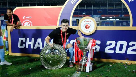 Islanders pose with Hero ISL League Winners Shield & Trophy