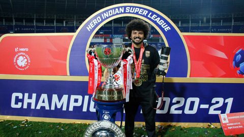 Islanders pose with Hero ISL League Winners Shield & Trophy
