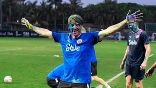 Holi festivites at the Islanders' camp