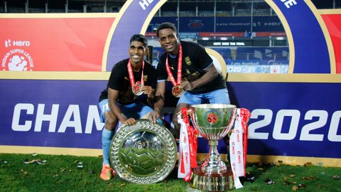 Islanders pose with Hero ISL League Winners Shield & Trophy