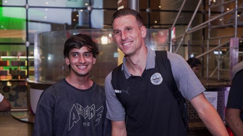 The fans welcoming the Islanders at the Mumbai Airport