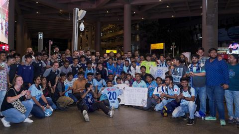 The fans welcoming the Islanders at the Mumbai Airport