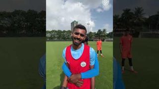Handshakes amongst the boys 🤝👀#MumbaiCity #AamchiCity 🔵