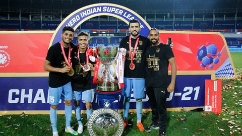 Islanders pose with Hero ISL League Winners Shield & Trophy