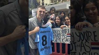 A heartfelt gesture by Yoëll 🥹🩵#MCFCMBSG #ISL #AamchiCity 🔵