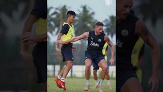 𝗟𝗲𝗳𝘁, 𝗿𝗶𝗴𝗵𝘁 and we head 𝒔𝒕𝒓𝒂𝒊𝒈𝒉𝒕 into #FCGMCFC action soon ⏳| Mumbai City FC