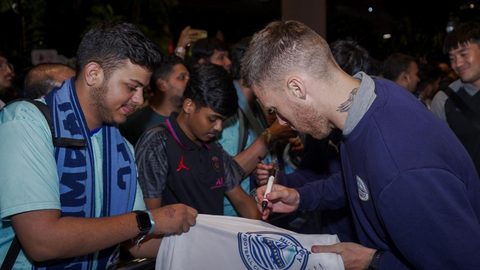 The fans welcoming the Islanders at the Mumbai Airport