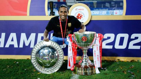 Islanders pose with Hero ISL League Winners Shield & Trophy