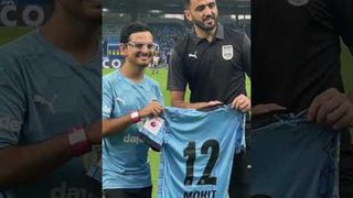 Jahouh felicitates Mohit Khakhar on winning the Aapla 12th Man contest, for our #HeroISL Semifinal🔥